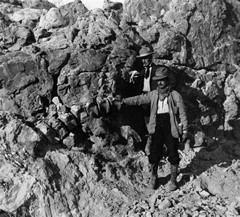Early Sightings and the Pivotal Discovery (1909)